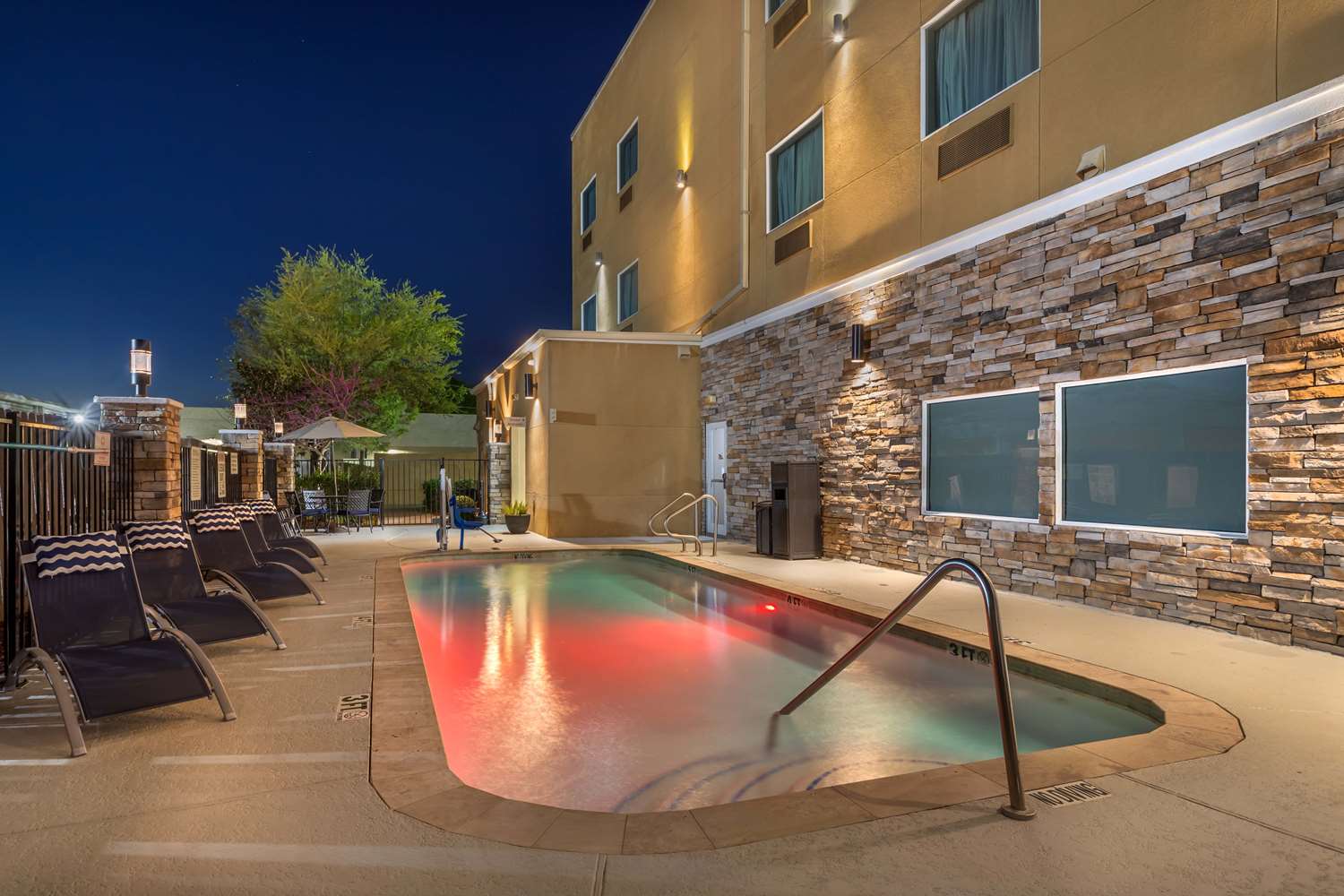 Best Western Plus Lake Jackson Inn and Suites 14/15