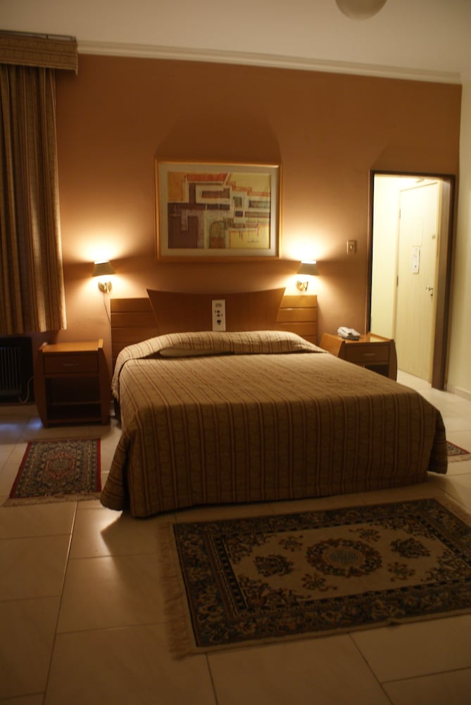 Hotel Del Rey 32/64