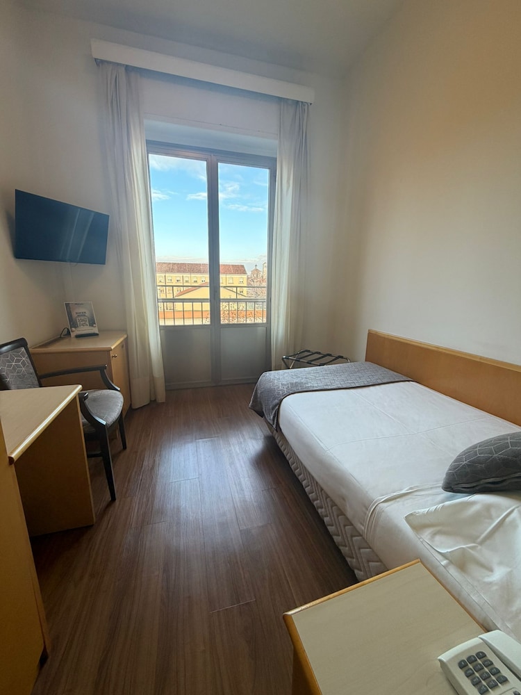 ROOM, SINGLE