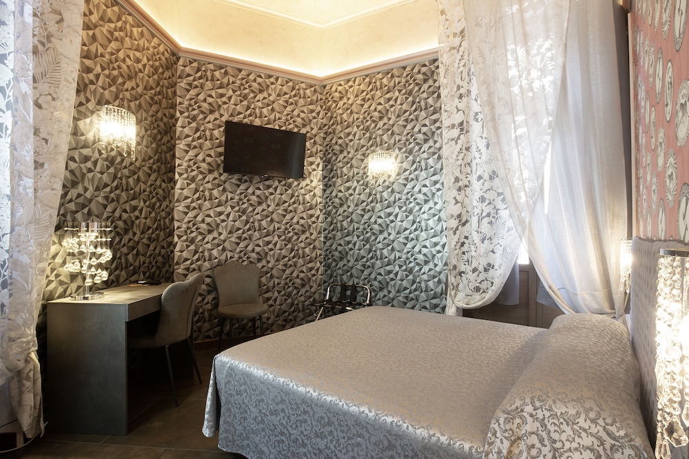 DELUXE, DOUBLE BED