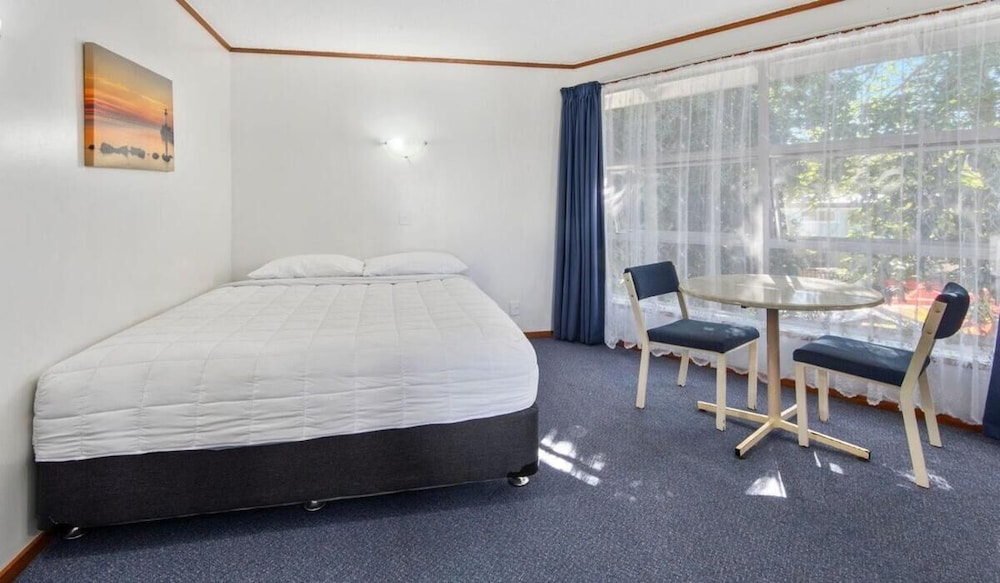 Motel Six 35/55