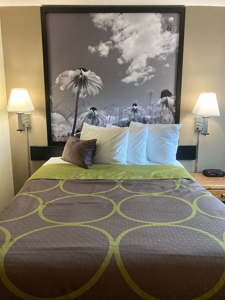 Super 8 by Wyndham Chisago City 15/20