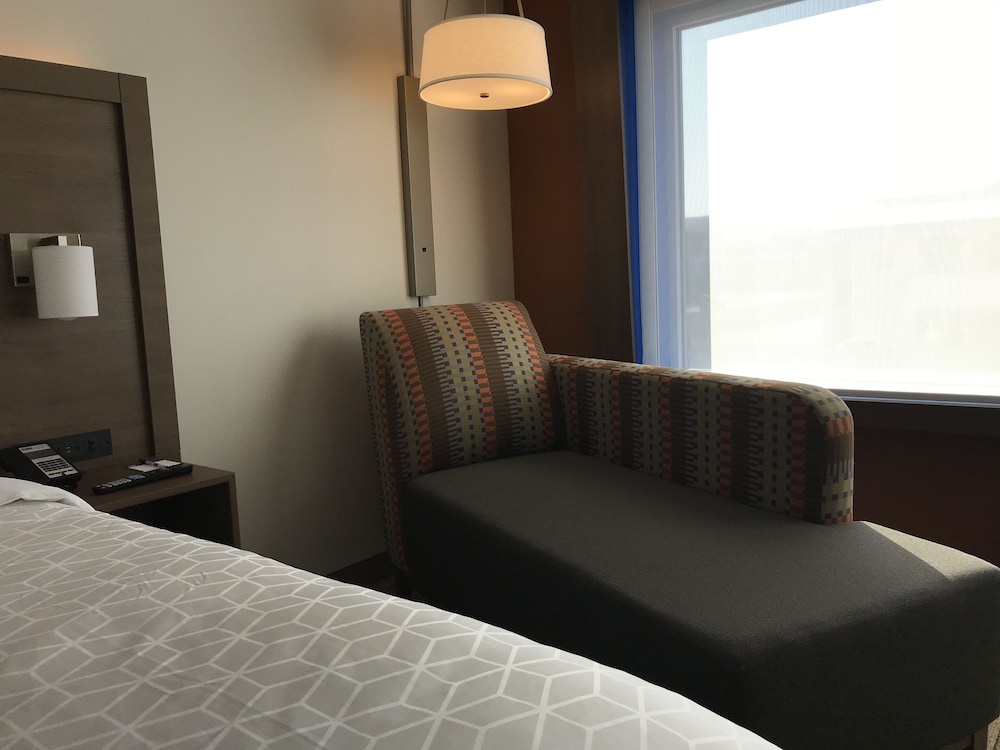 Holiday Inn Express & Suites Phoenix - Airport North 16/71