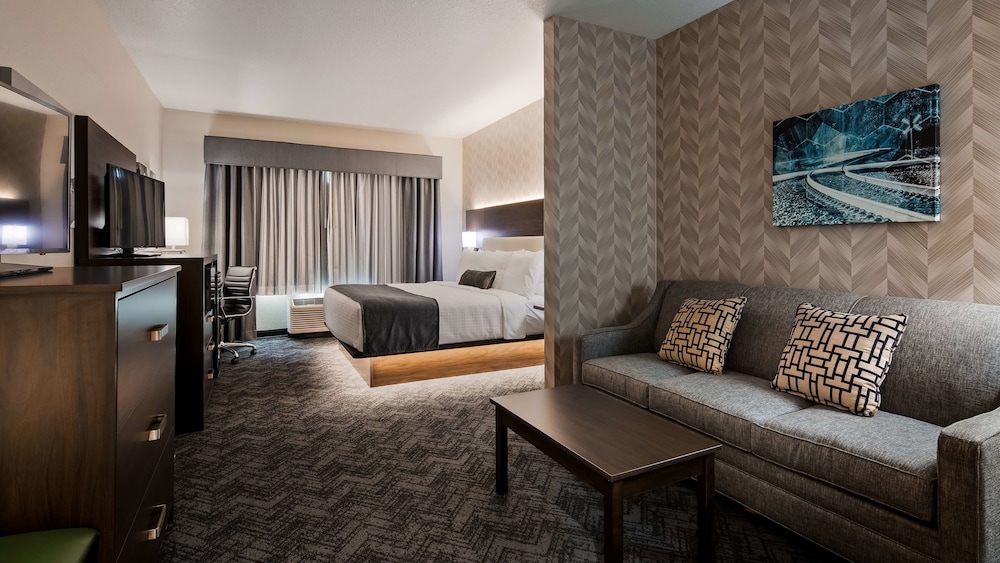 Best Western Plus Parkside Inn & Suites 24/39