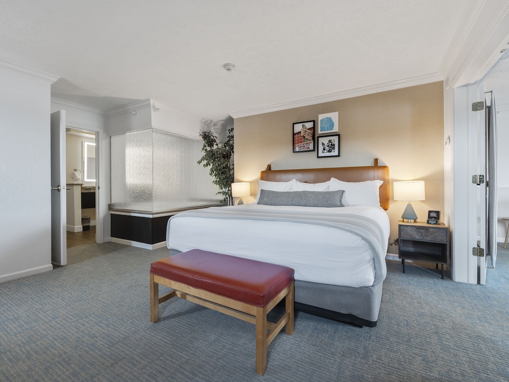 Suite, King Bed, Bay View, Sofa, Jetted Tub, Kitchenette
