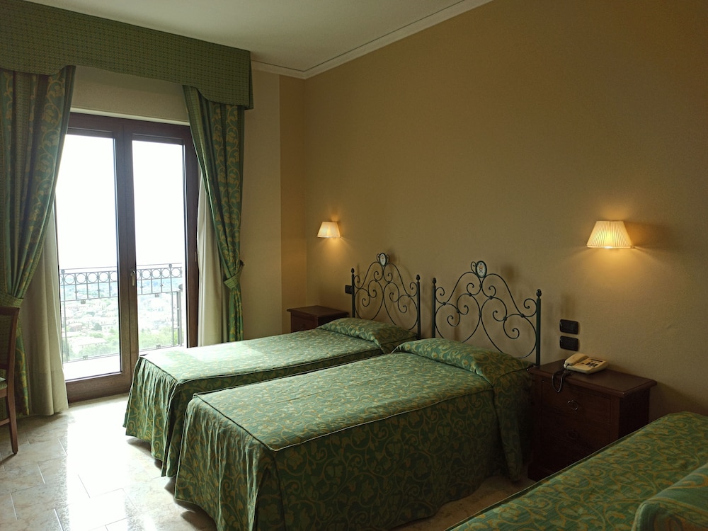Hotel Primavera Dell'etna 17/47