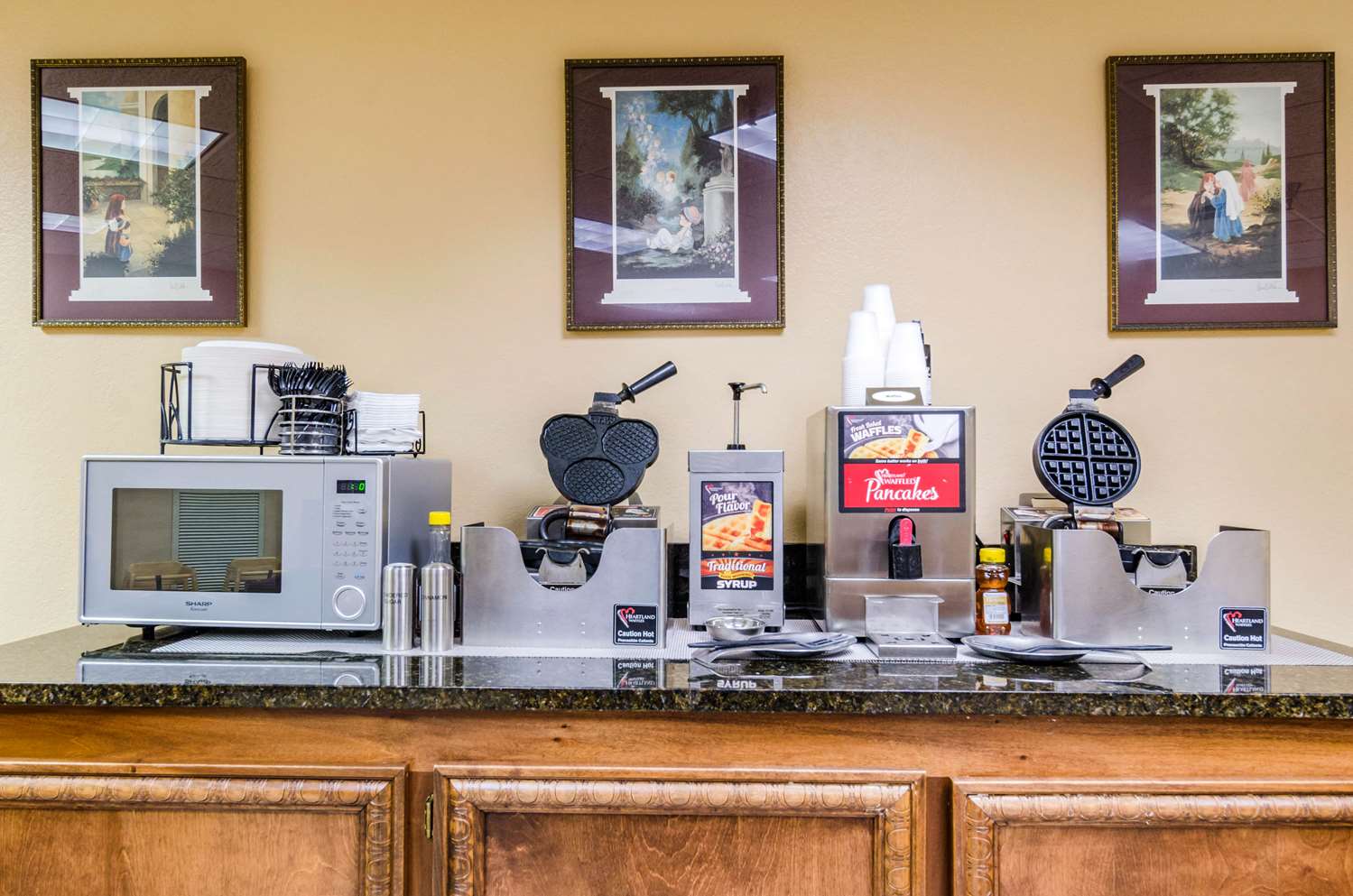 Quality Inn & Suites Carthage near Precious Moments Chapel 27/33