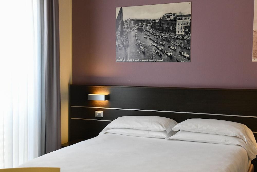 Vienna Hotel 13/56
