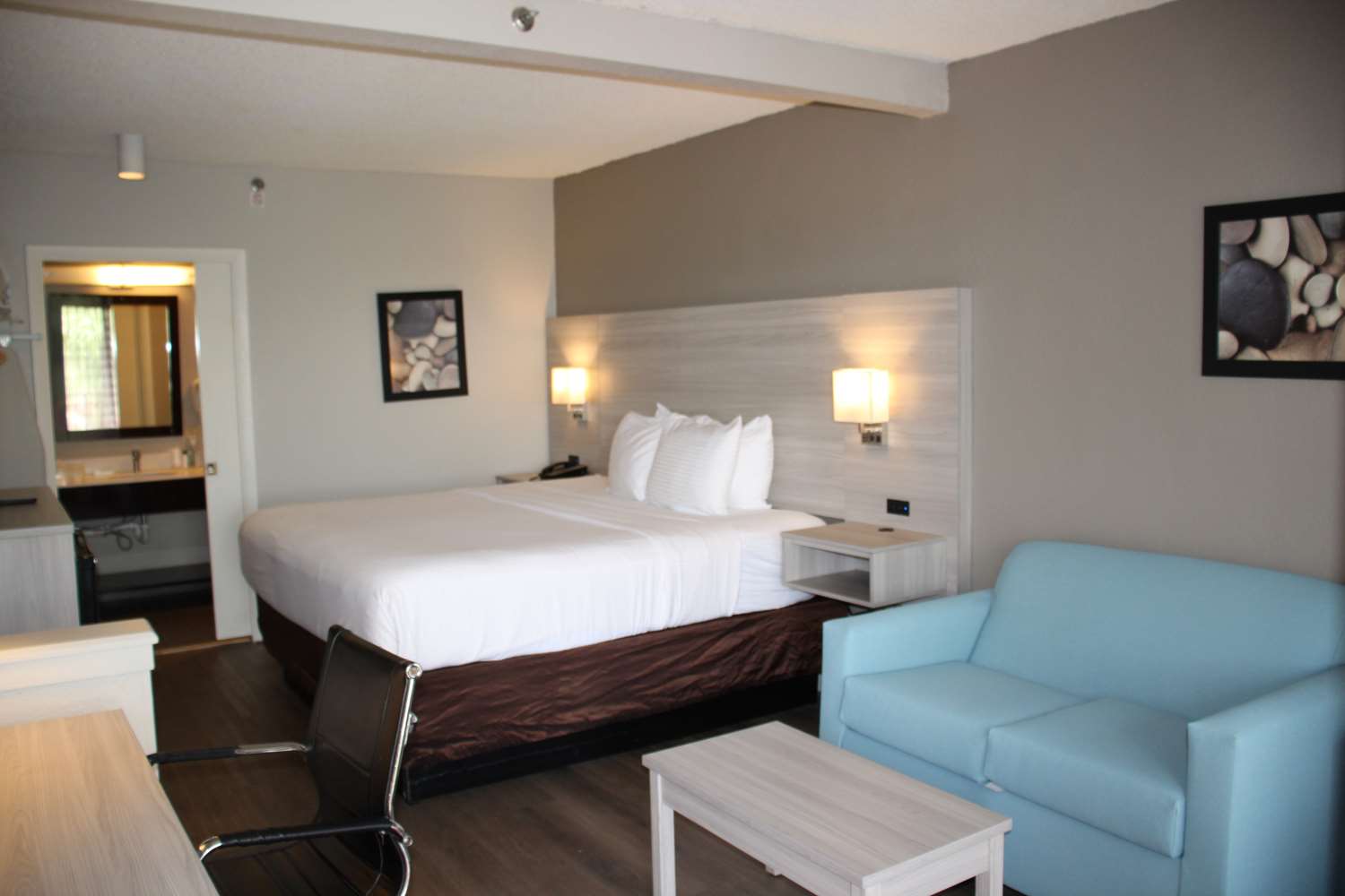 غرفة بسرير كينج بشرفة، Boca Suites Deerfield Beach, SureStay Collection by Best Western FL 3/8