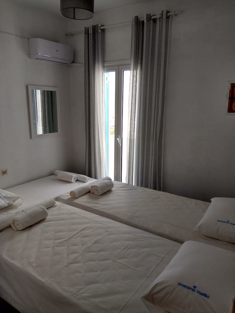 Grandma Vasiliki Rooms To Let 4/55
