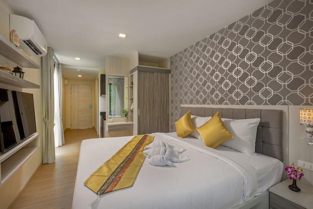 Deluxe, Queen Bed, Mountain View
