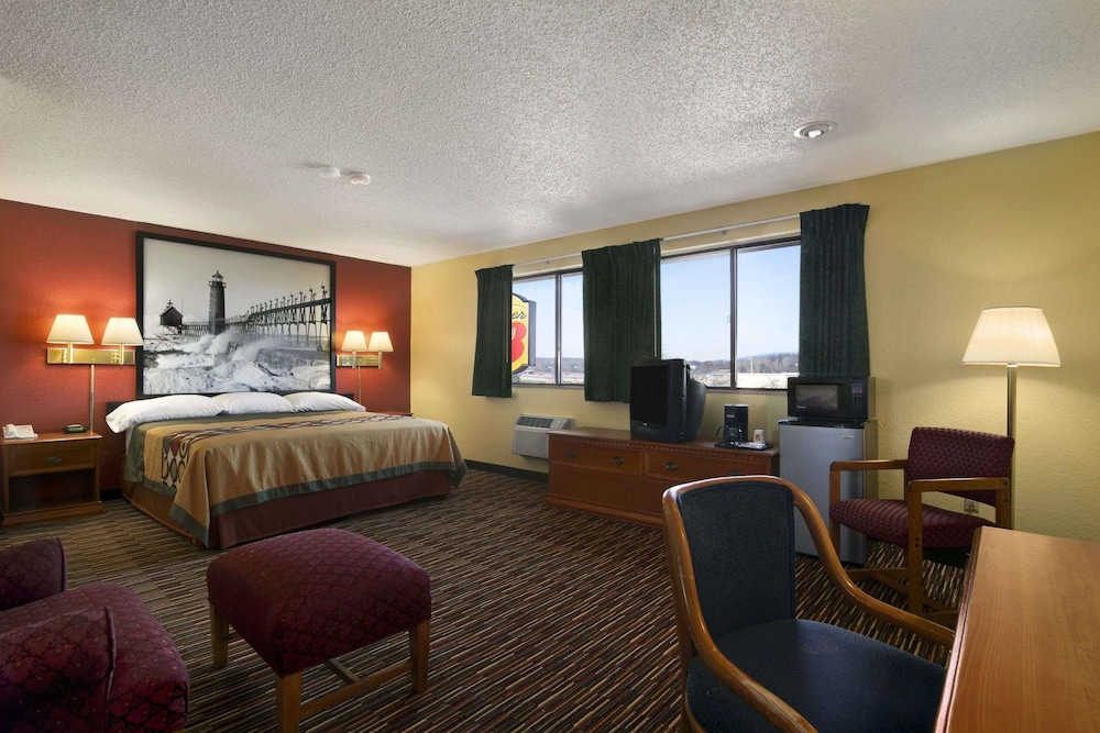 Super 8 By Wyndham Kalamazoo 5/12