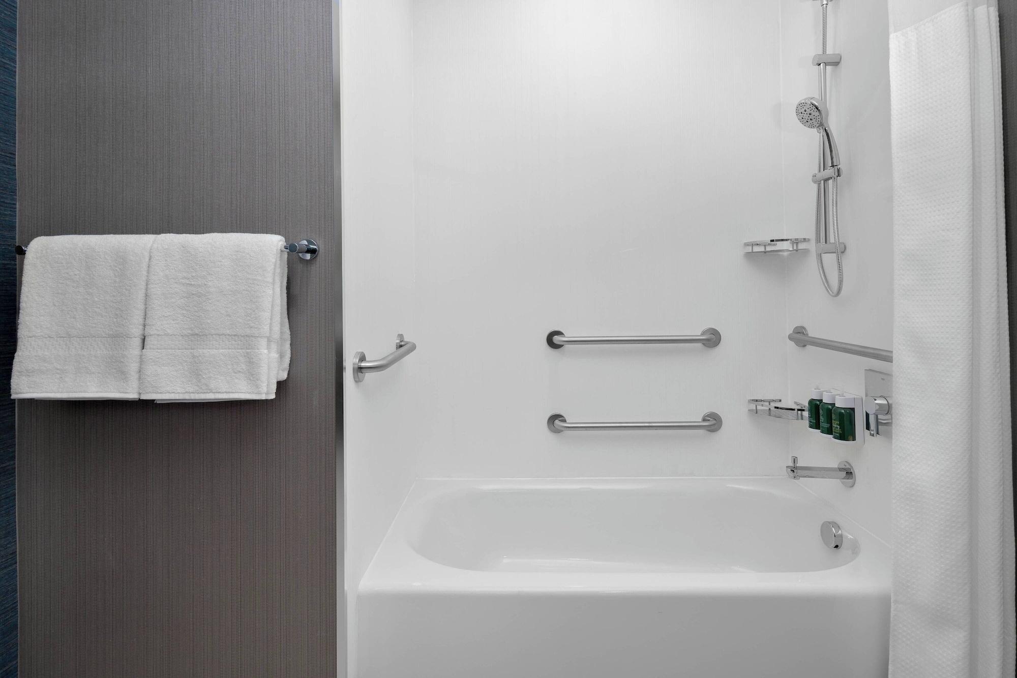 room, multiple beds، Courtyard By Marriott Delray Beach 4/4