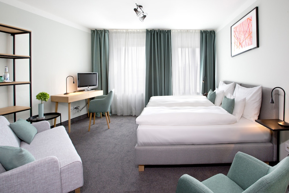 Hotel Rotkreuzplatz 15/50