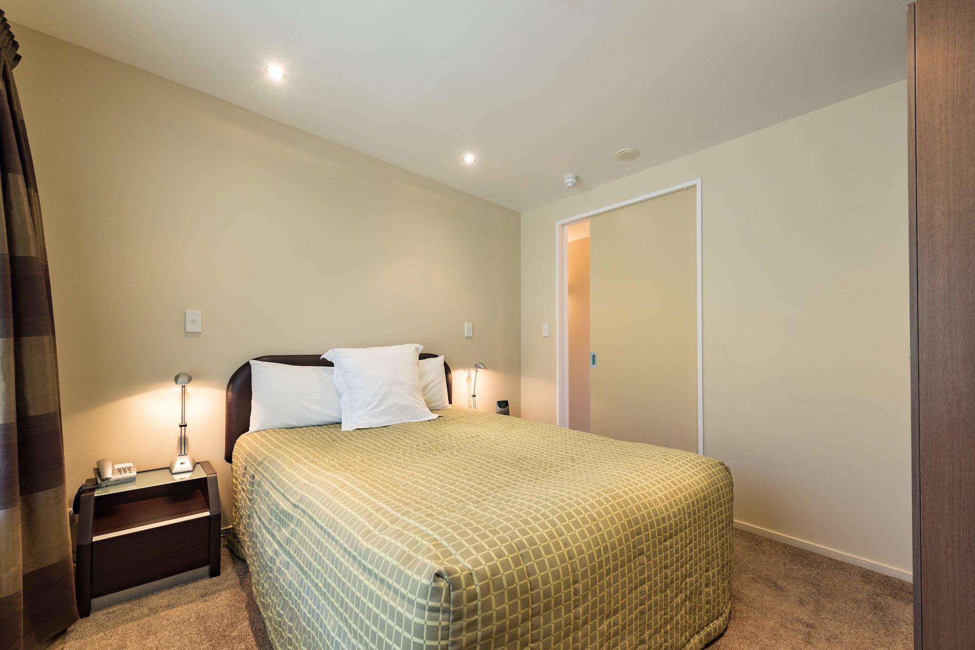 1 Bedroom, Queen Bed, Water Front, Sofa