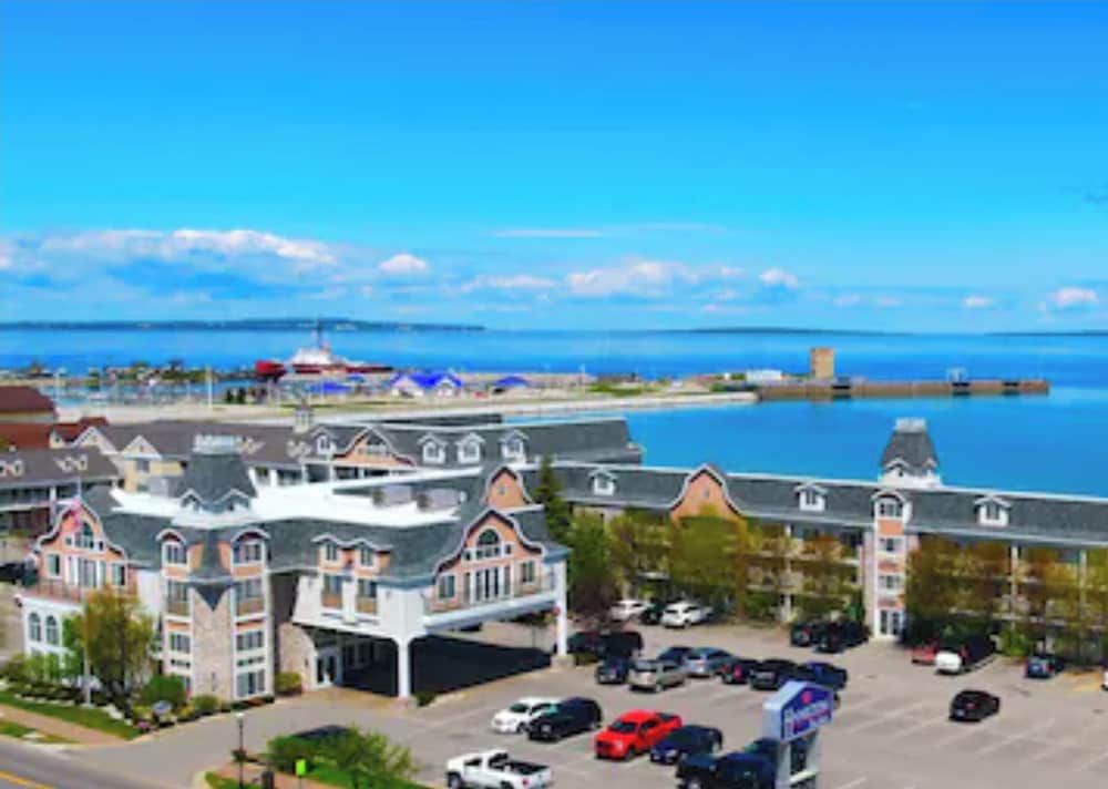 Hamilton Inn Select Beachfront 7/64