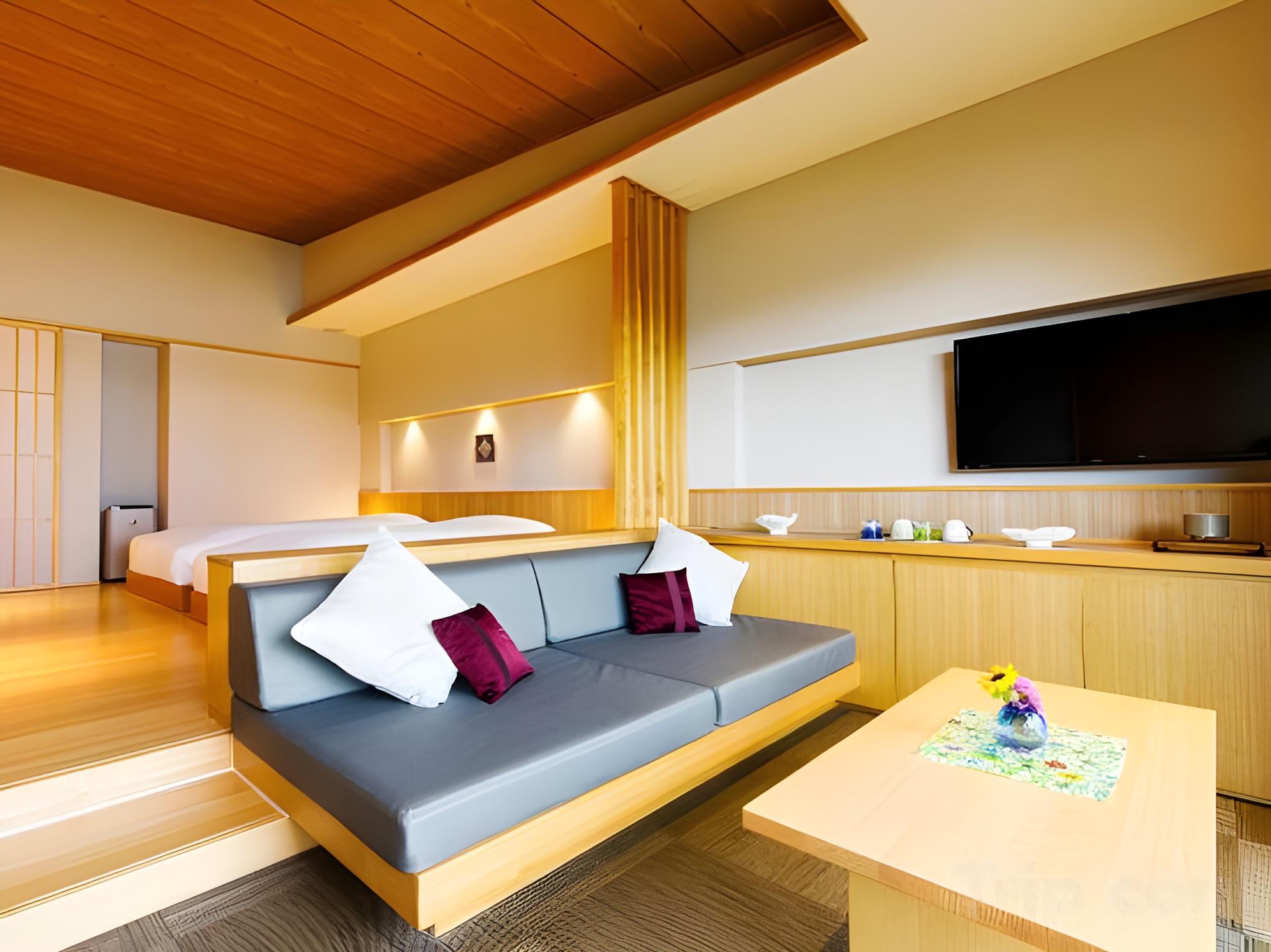 Ocean, Suite, Middle Floor
