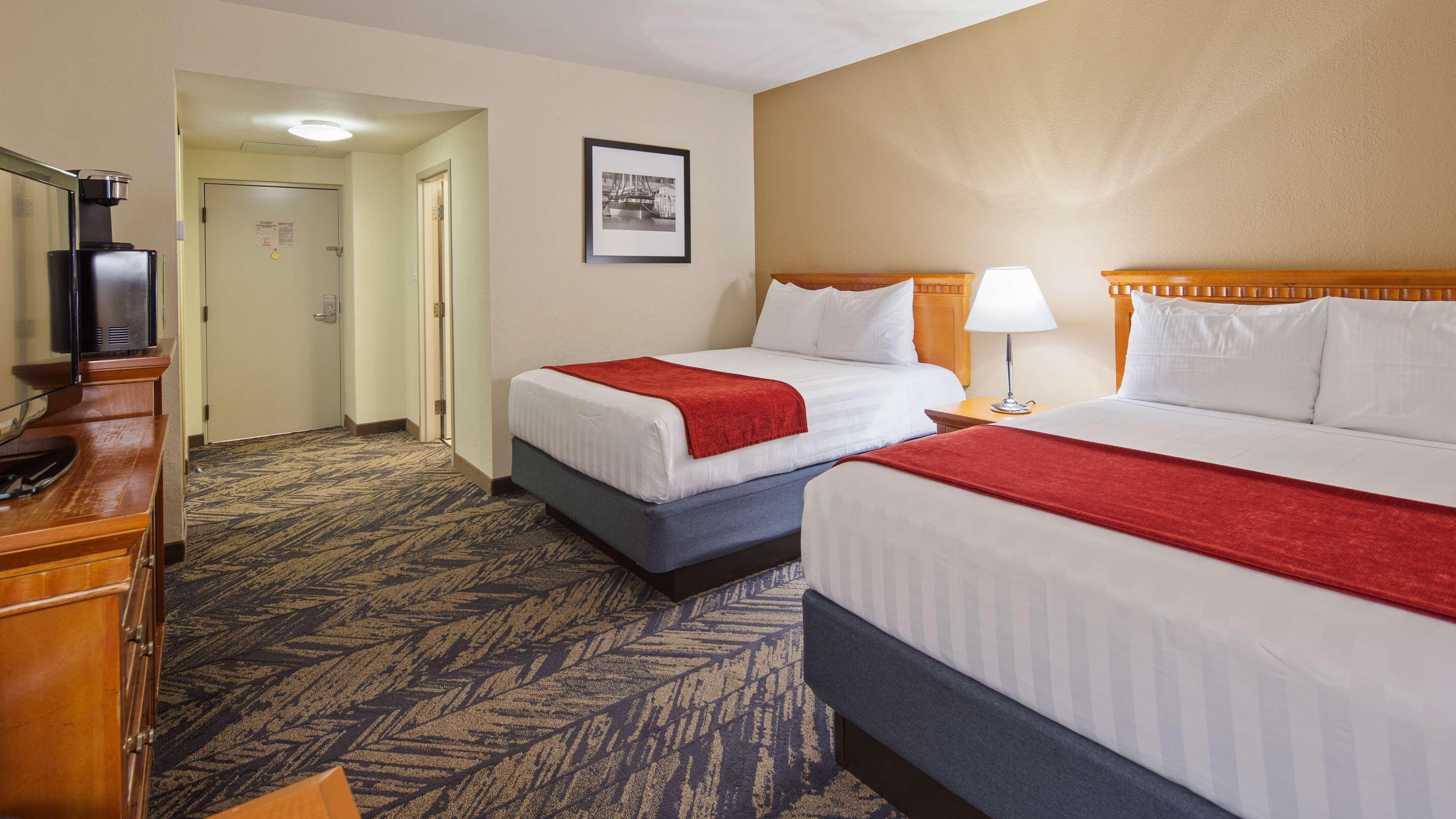 Room, 2 Queen Beds, Partial Bay View, Balcony