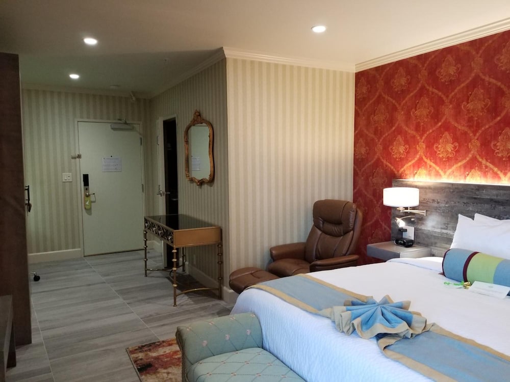 Sens Hotel & Bistro Berkeley 10/40