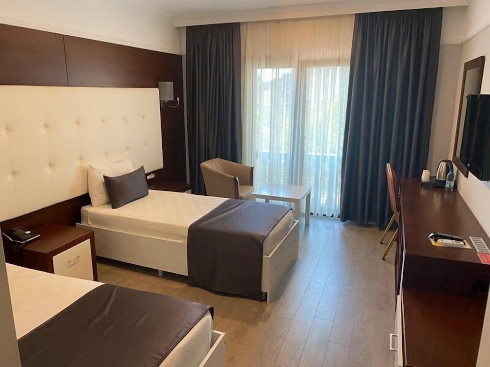 Paradise Island Hotel 12/50