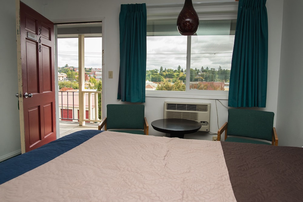 Cougar Land Motel 19/64