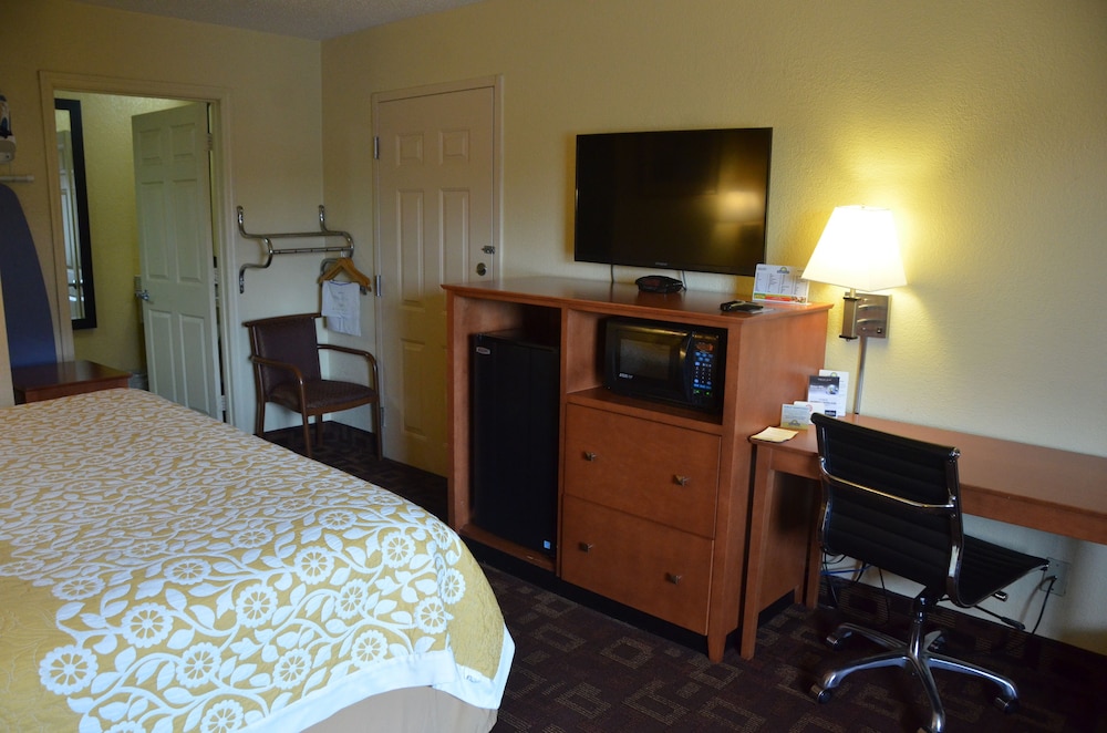 Days Inn by Wyndham Nashville Airport 16/26