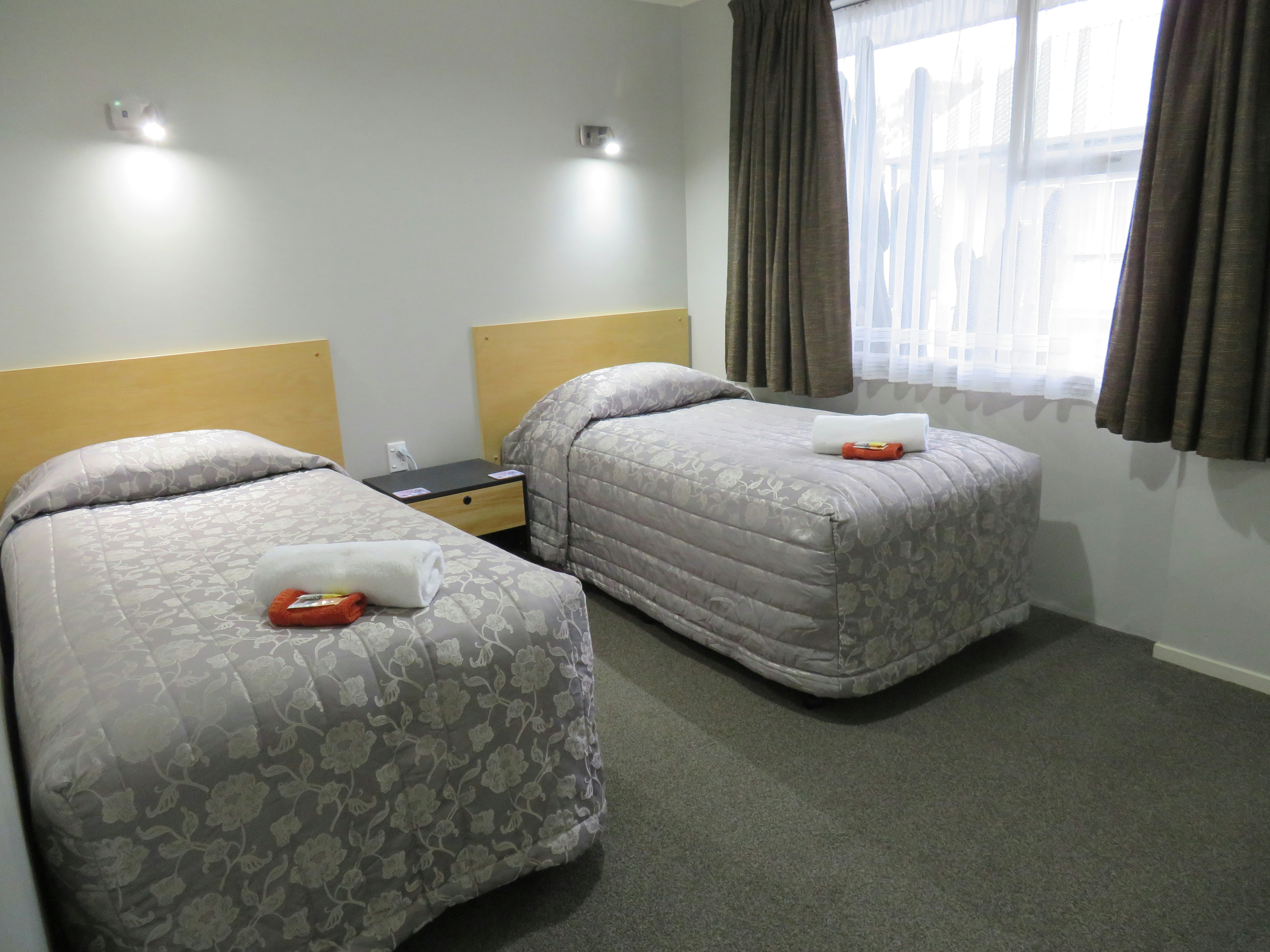 Commodore Court Motel 13/76