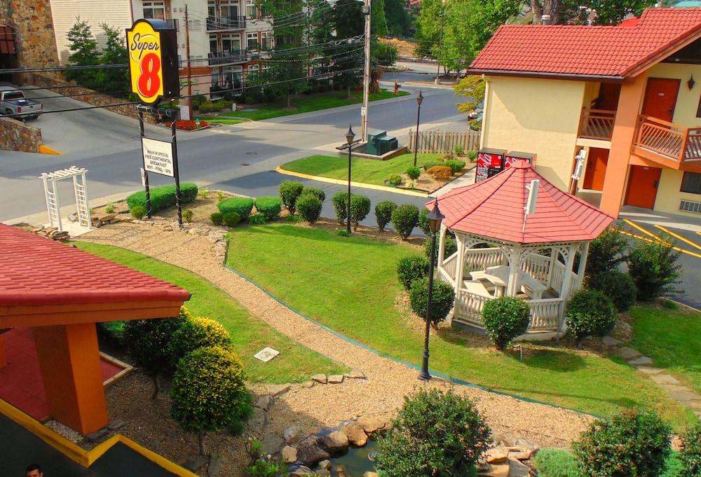 Super 8 by Wyndham Downtown Gatlinburg at Convention Center 9/23