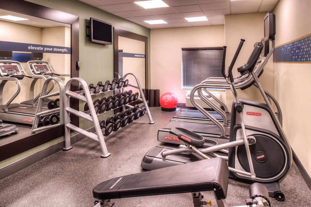 Hampton Inn Suites Ontario 27/60