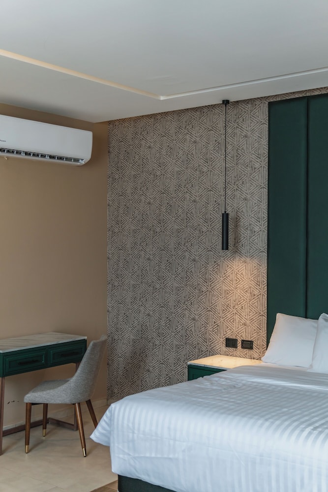 DELUXE, DOUBLE BED