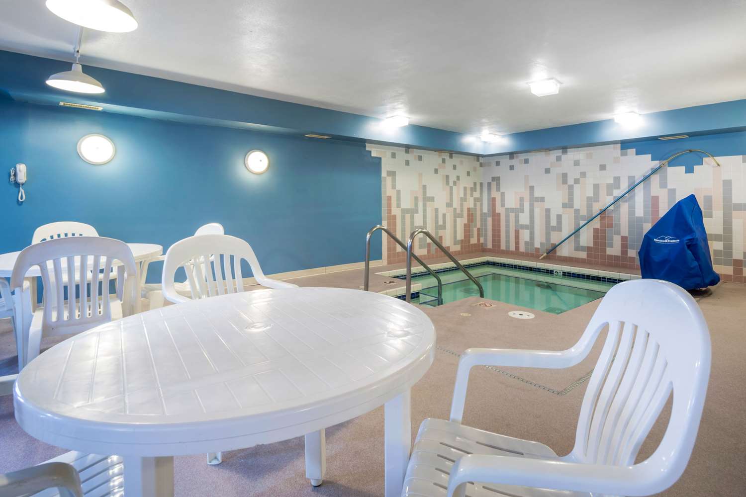 Econo Lodge La Crosse North 21/27