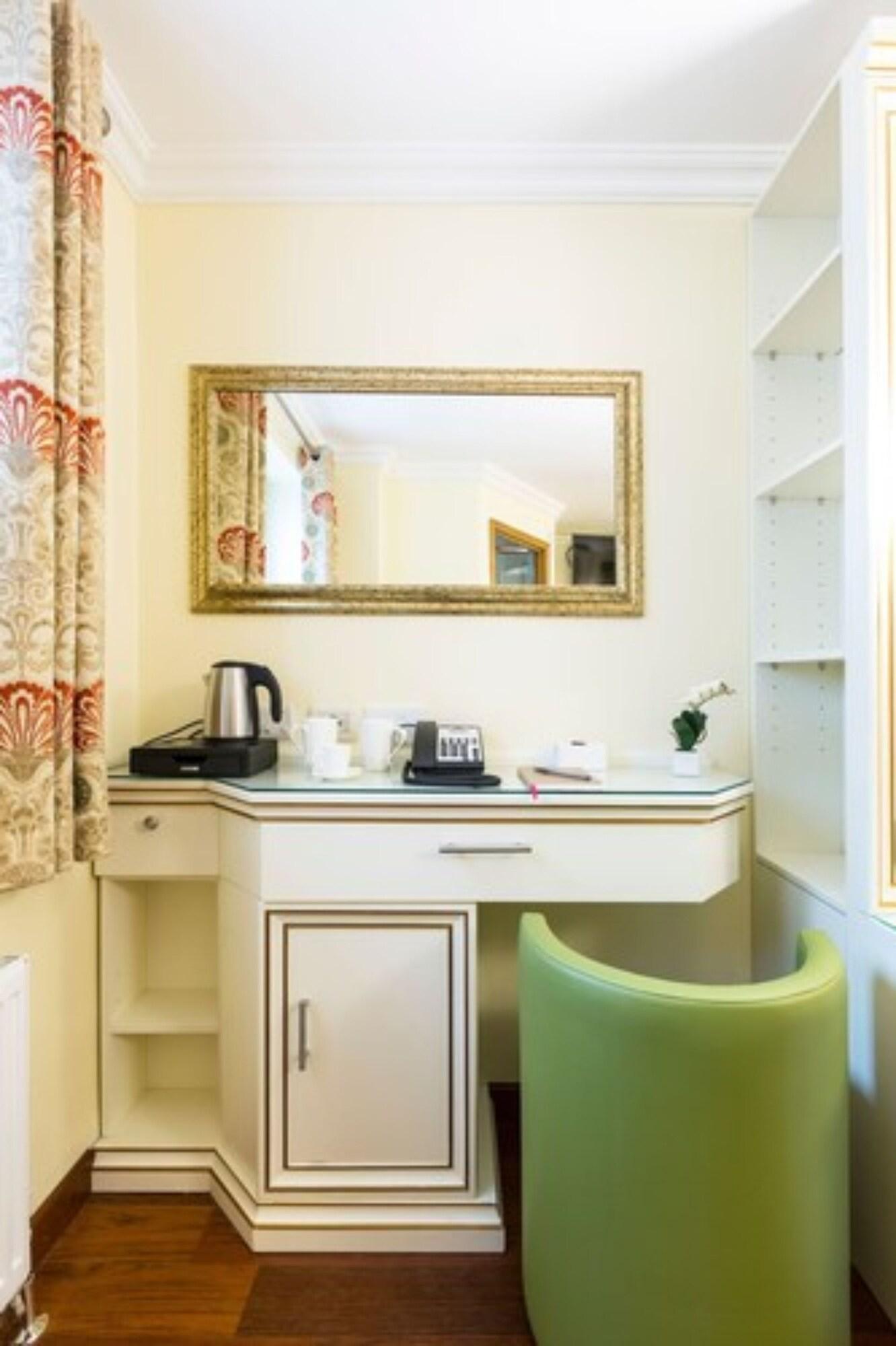 Linton Hotel 5/53