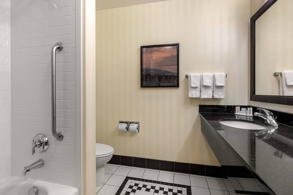 Fairfield Inn Suites Rockford 17/46