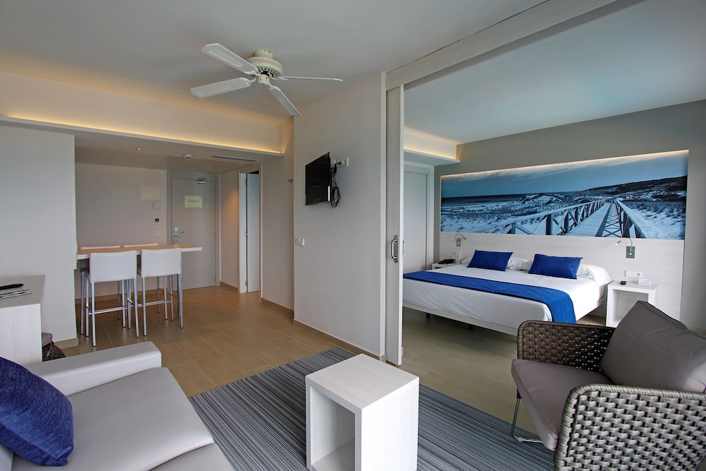 BG Tonga Tower Design Hotel and Suites 40/64