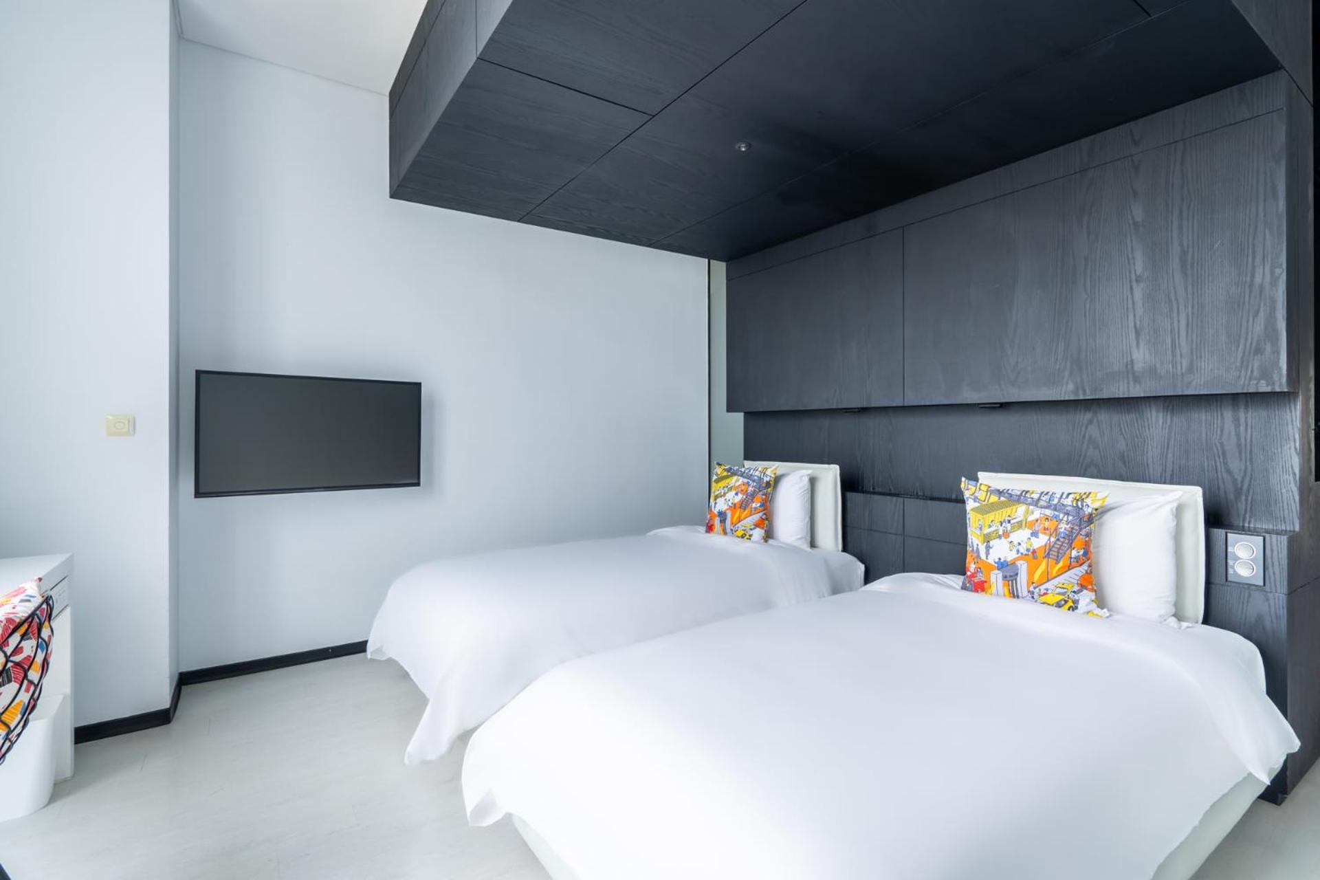 Exquisite, Twin Beds