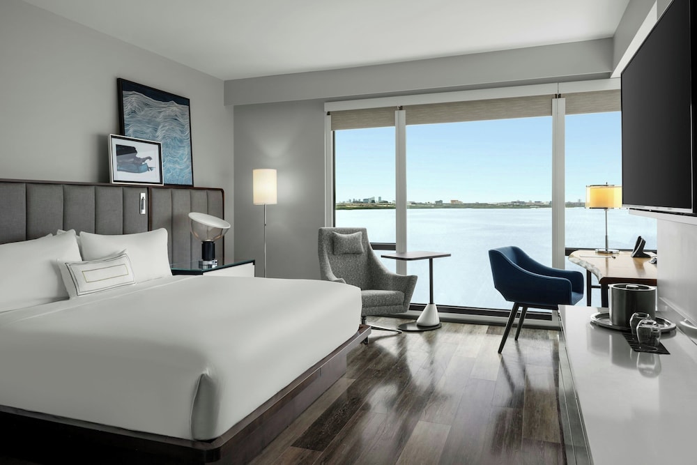 DELUXE, KING BED