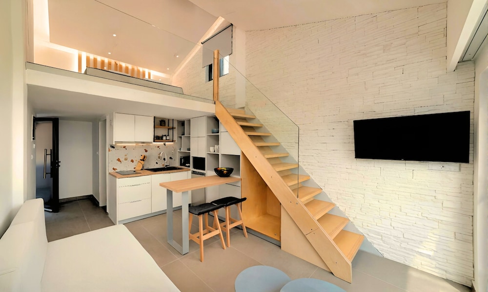 Aelia Suites 52/63