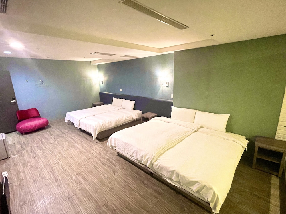 Walker Hotel Sanchong Zhengyi Branch 8/28