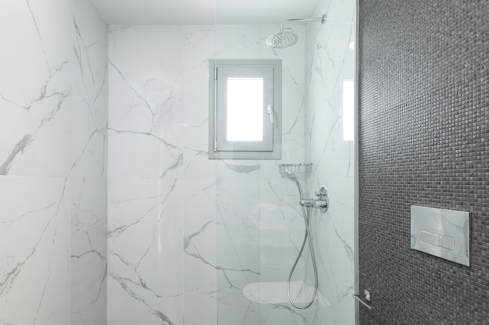 V Luxury Suites 50/50