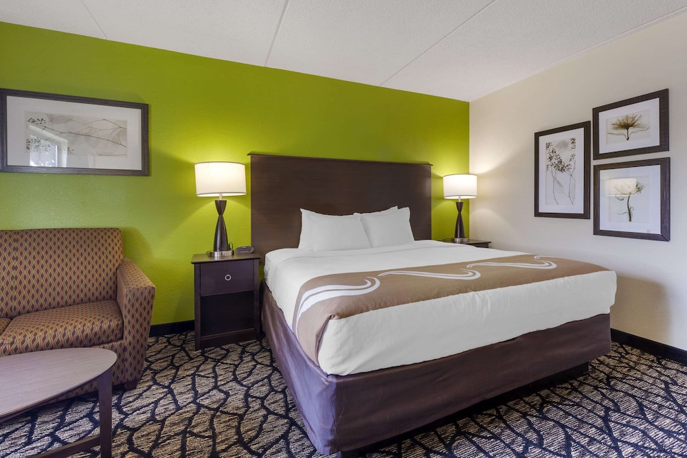 Suite, King Bed, Sofa, Jetted Tub