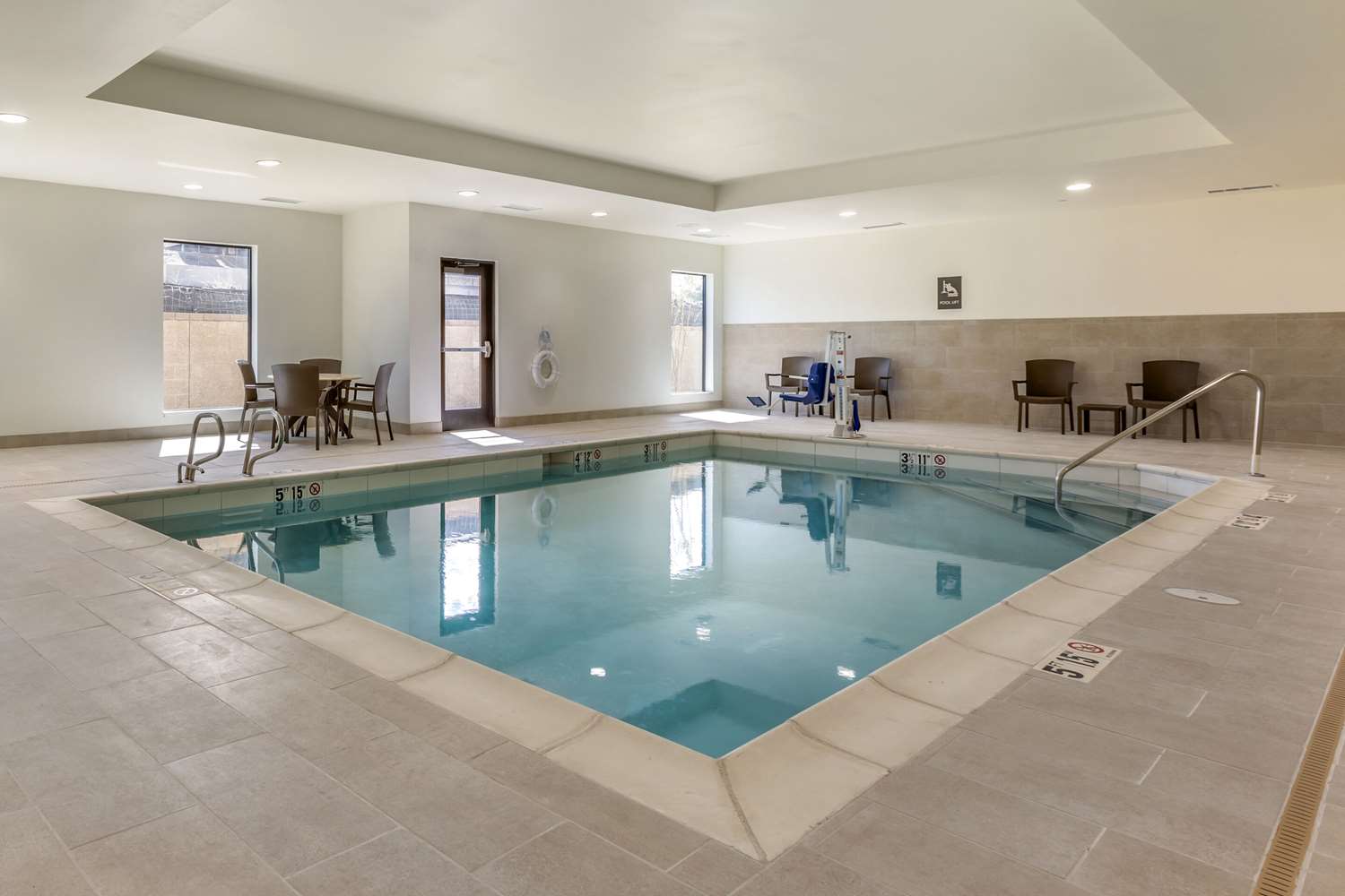Comfort Suites Albuquerque Airport 16/34