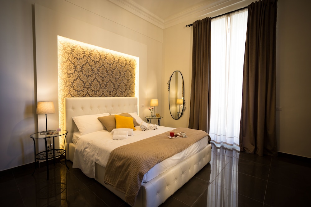 LUXURY, 1 KING AND 1 SINGLE BEDS