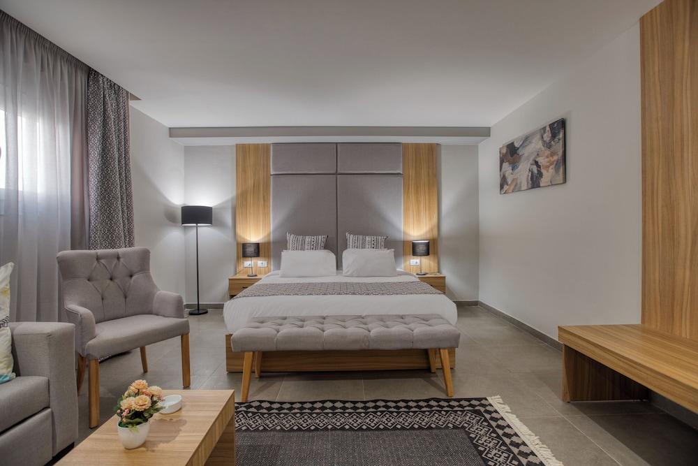 DELUXE, DOUBLE BED