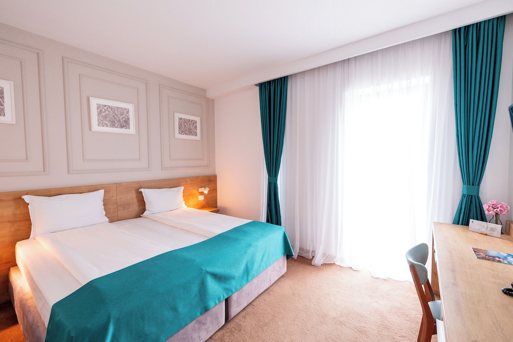 ROOM, DOUBLE BED