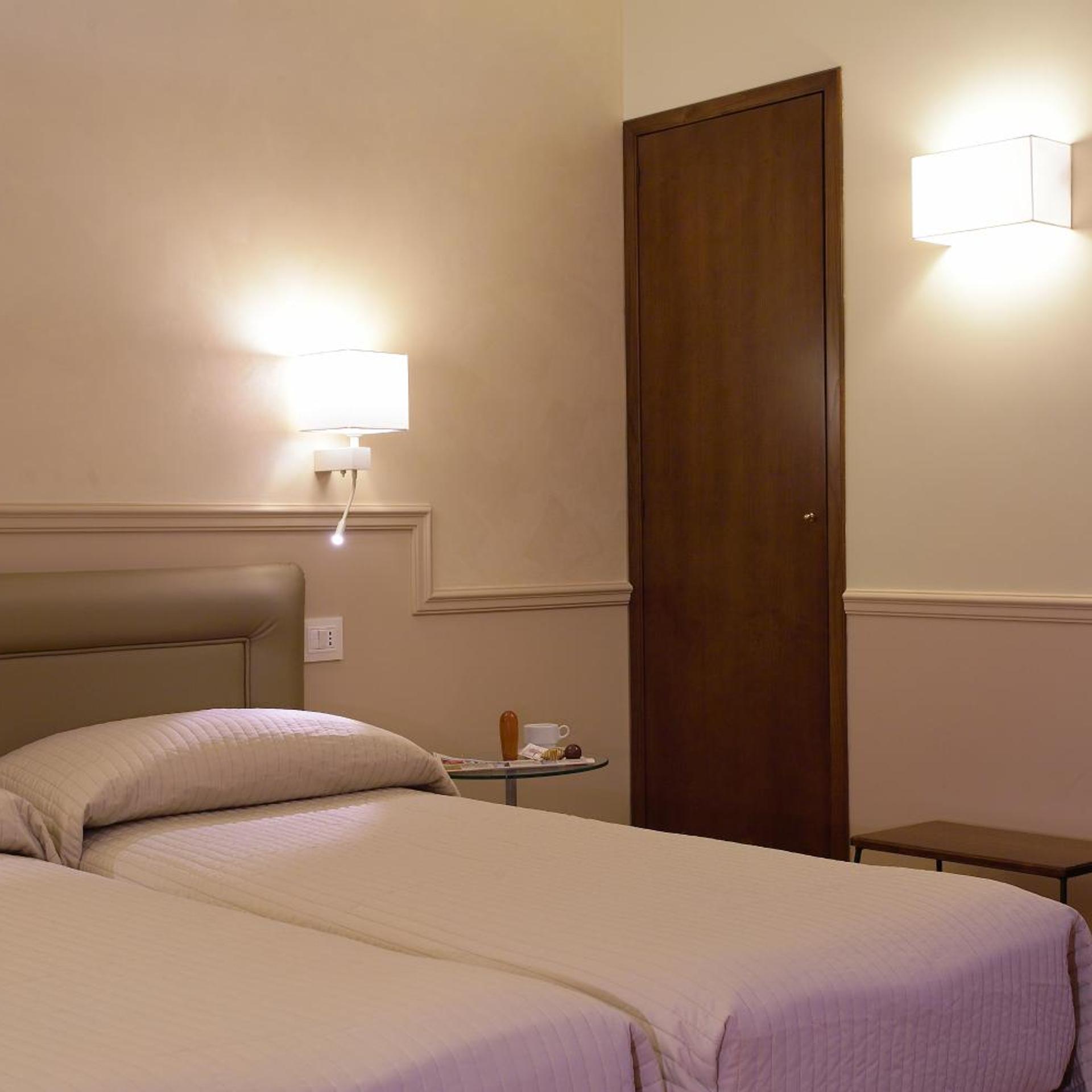 ROOM, DOUBLE OR TWIN BED