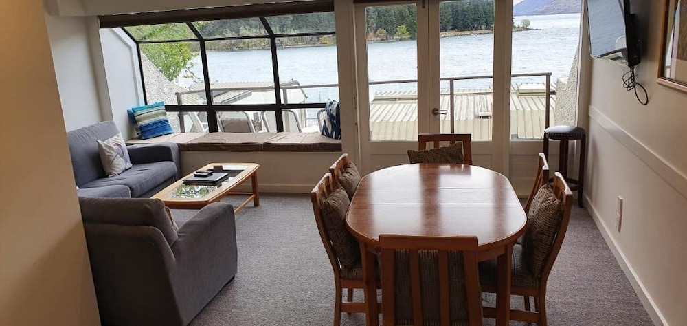 Lakefront Apartments and Lodges 33/49