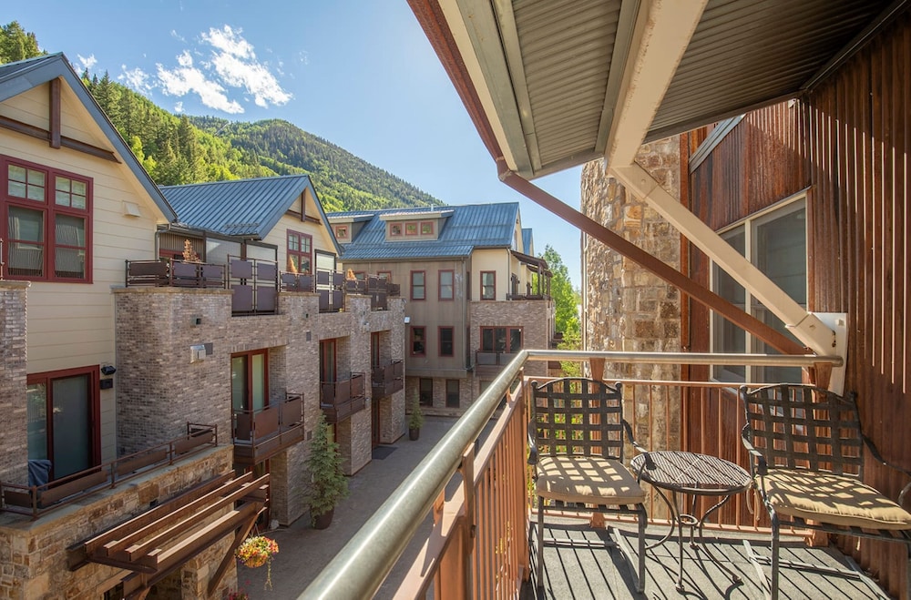 The Auberge Residences at Element 52 80/82