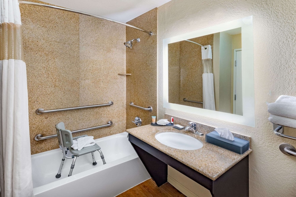 La Quinta Inn & Suites by Wyndham Garland Harbor Point 14/54