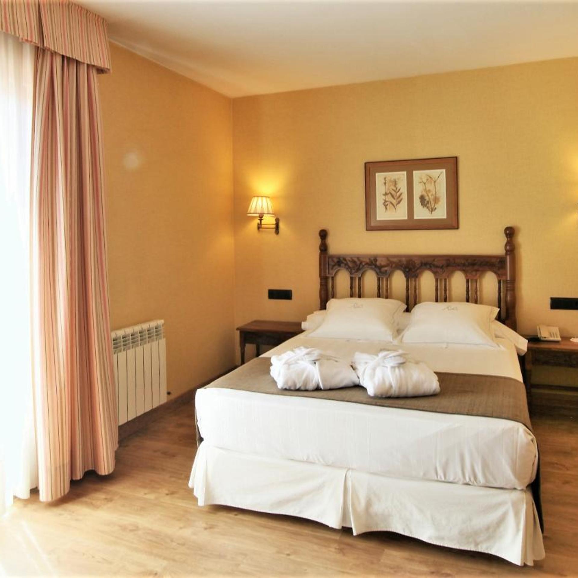 ROOM, DOUBLE OR TWIN BED