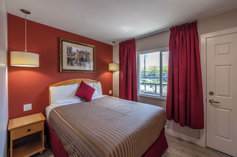 Room, 2 Queen Beds, Courtyard View, Pool Side